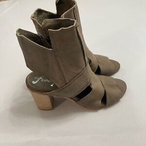 Free People Effie Taupe Leather Peep Toe Ankle Heels Sandal Bootie Size 38 US 8